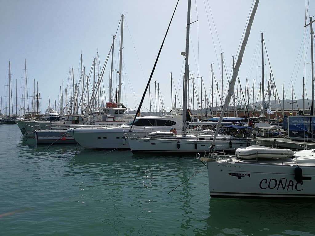 Luxury Yachts & Cruisers