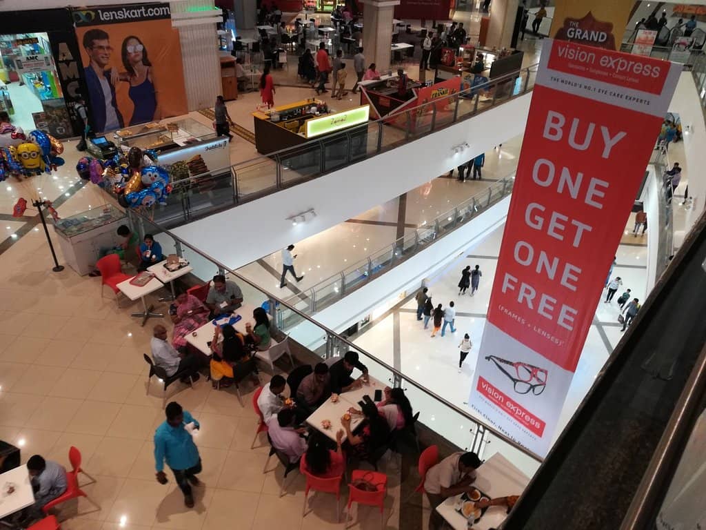 Expansive Food Court