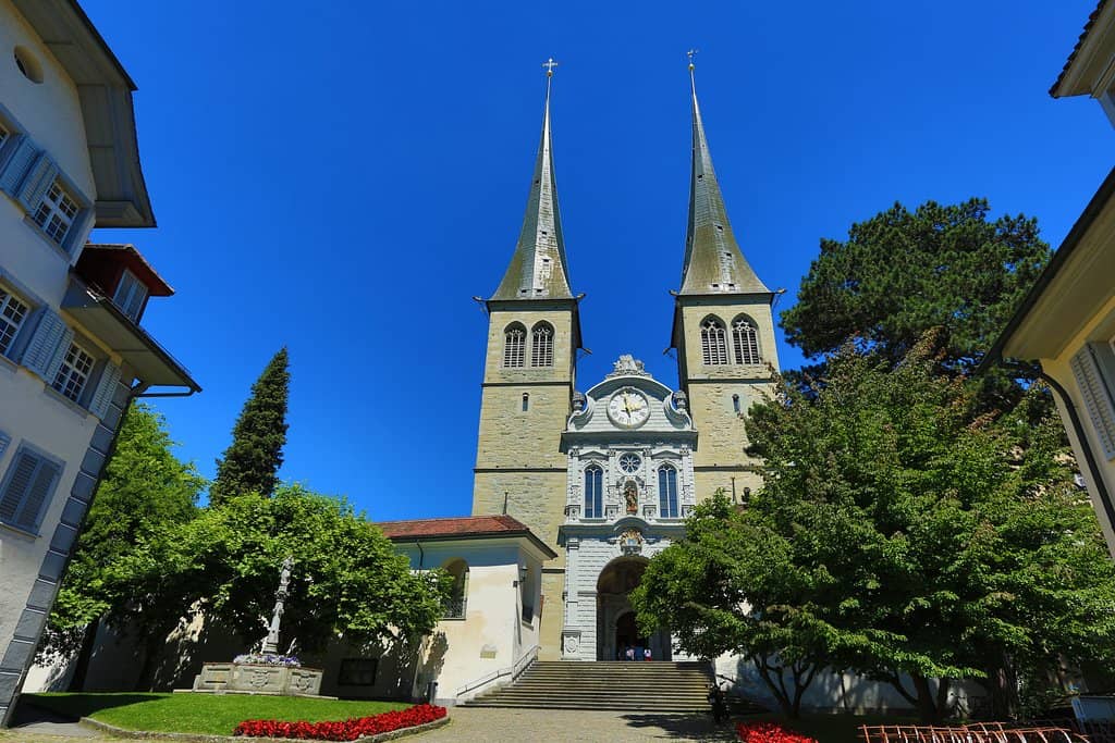 Intricate Carvings & Artistry