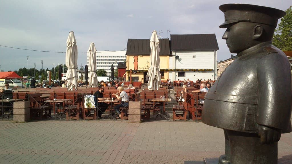 Toripolliisi Statue
