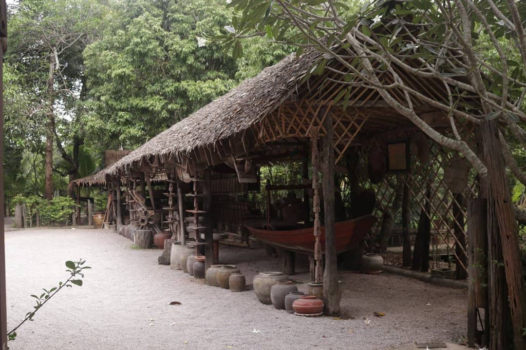 Riverside Views & Relaxation