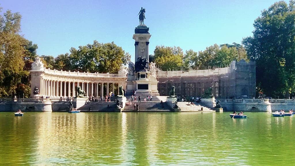Peaceful Lakeside Ambiance