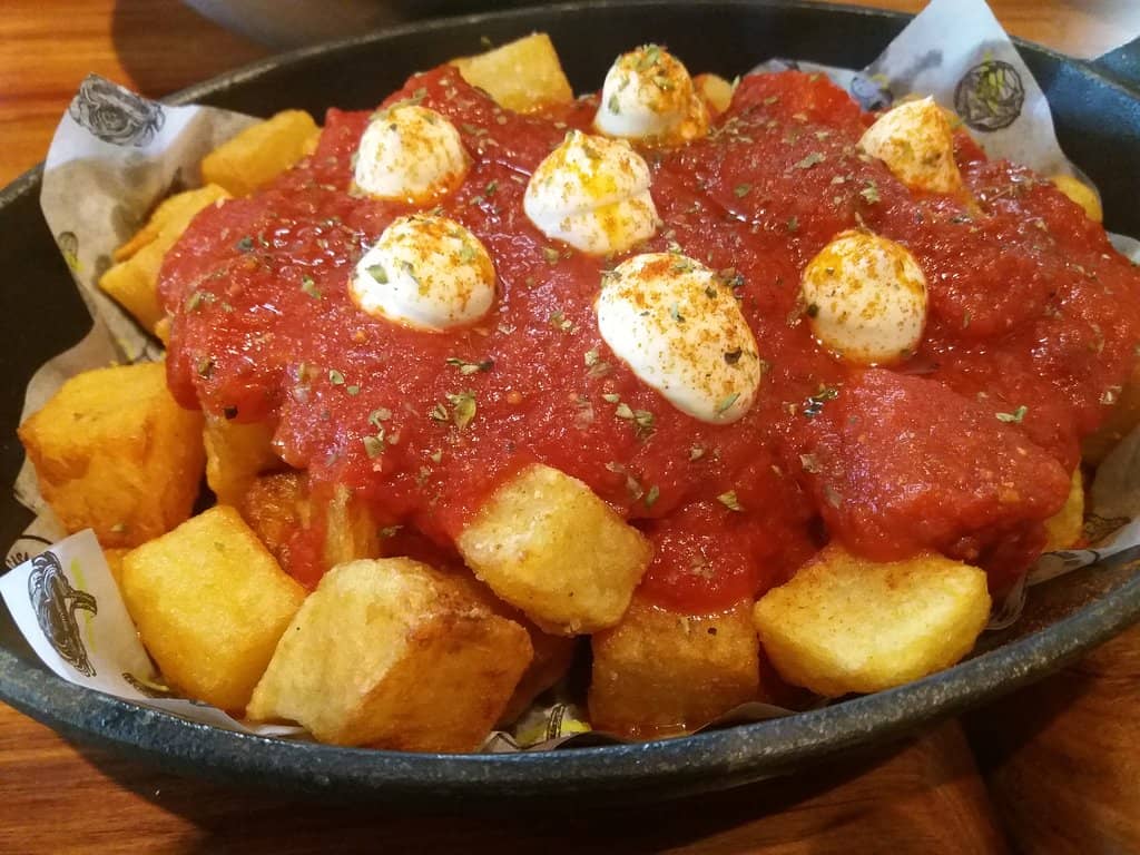 Chic Jungle-Themed Ambiance