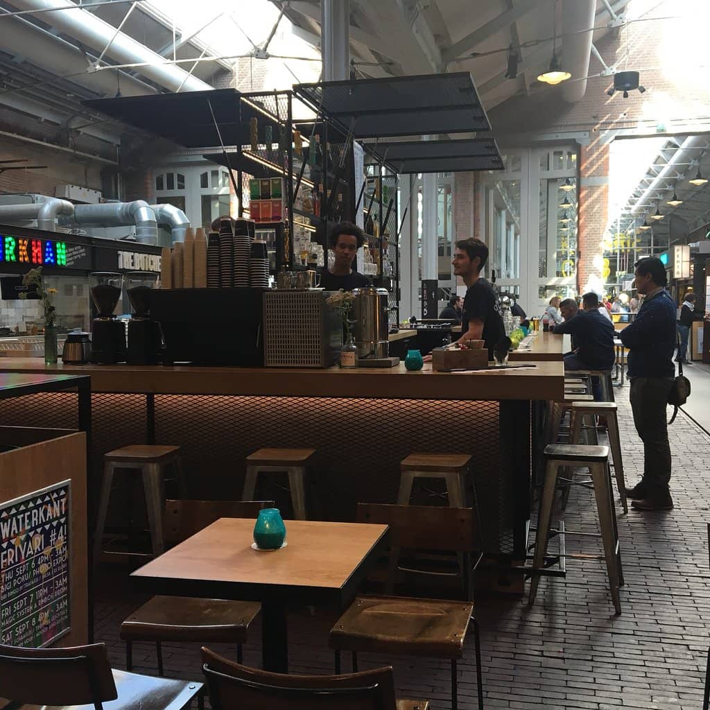 Vibrant Atmosphere & Drinks
