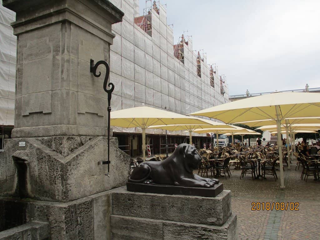 Charming Cafes and Restaurants