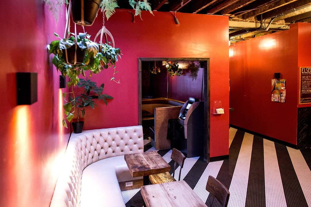 Diverse DJ Sets & Live Music