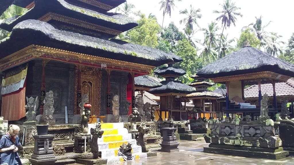 Intricate Carvings & Chinese Porcelain