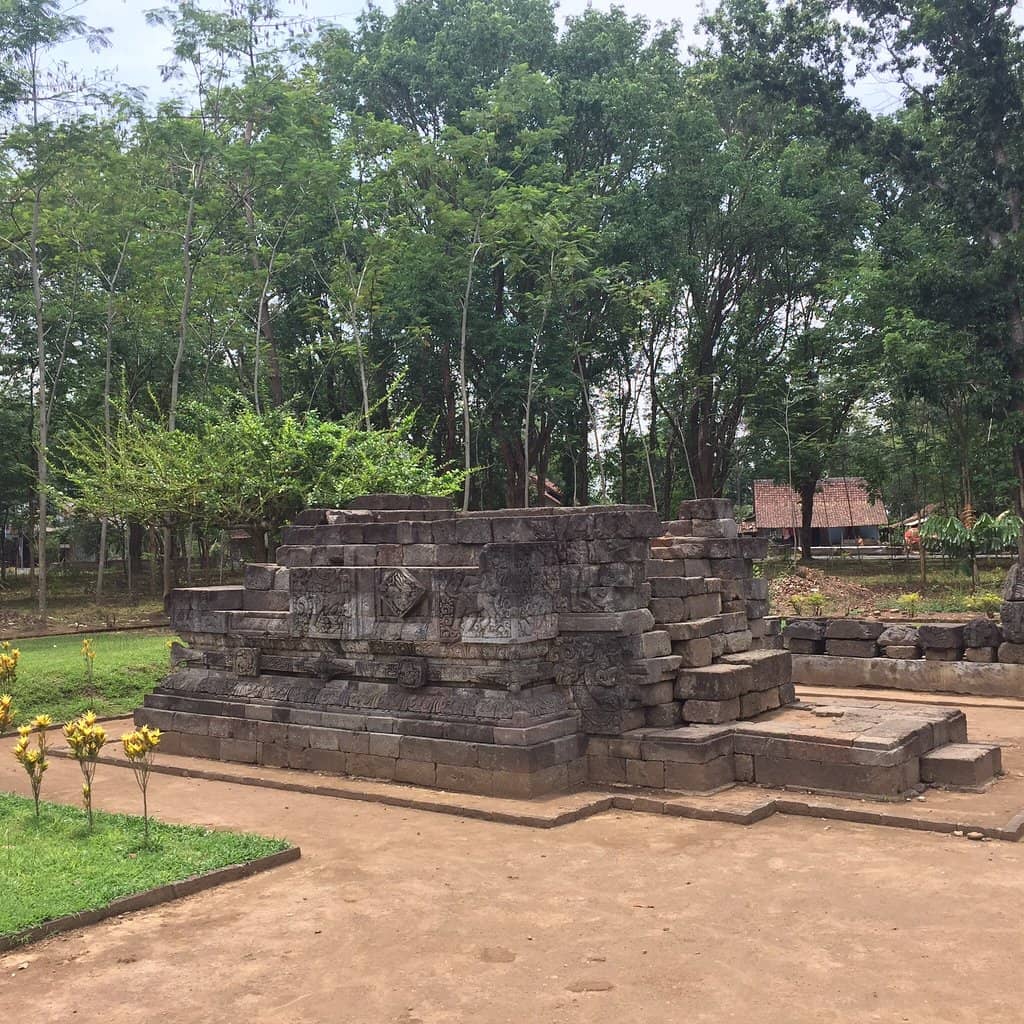 Peaceful Temple Grounds