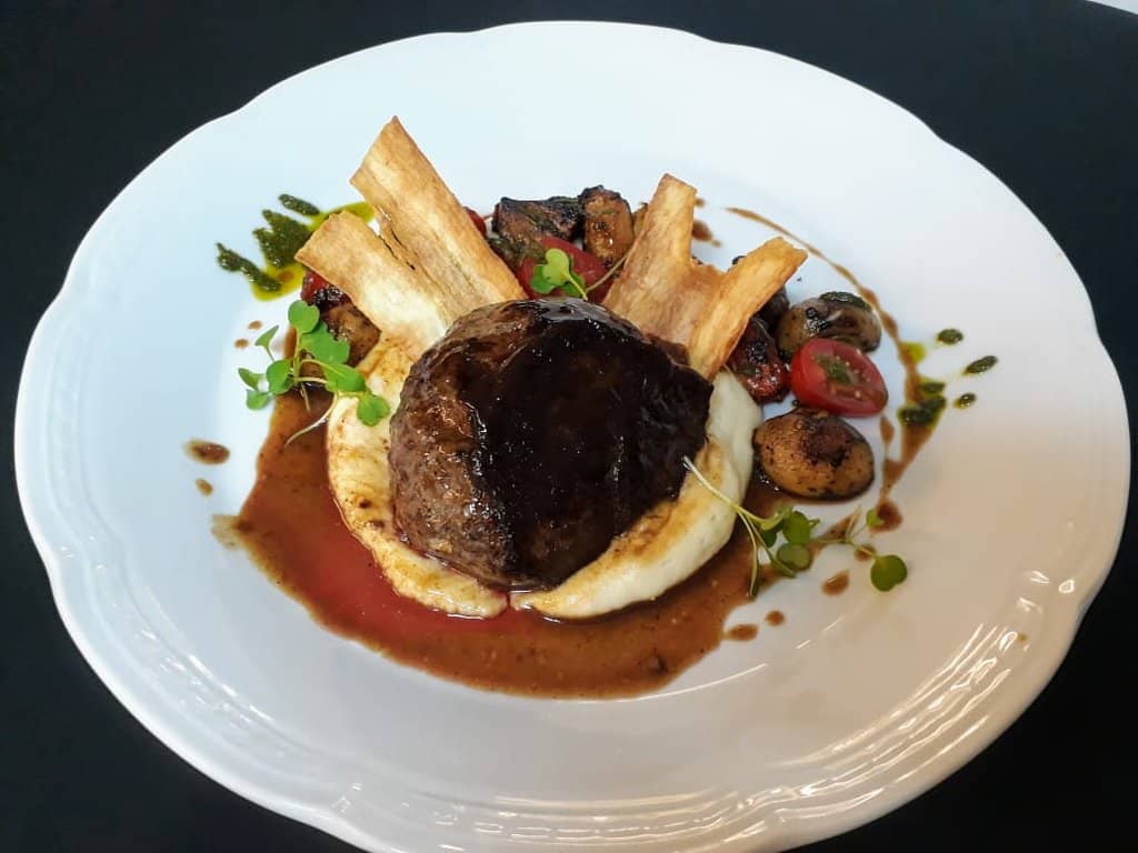 Lomo grillado y aligot de mandioca