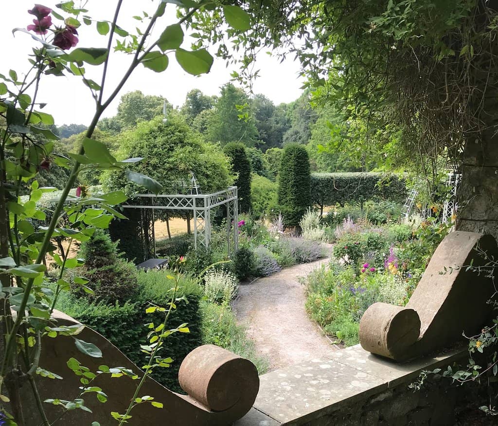 Expansive Gardens & Parkland