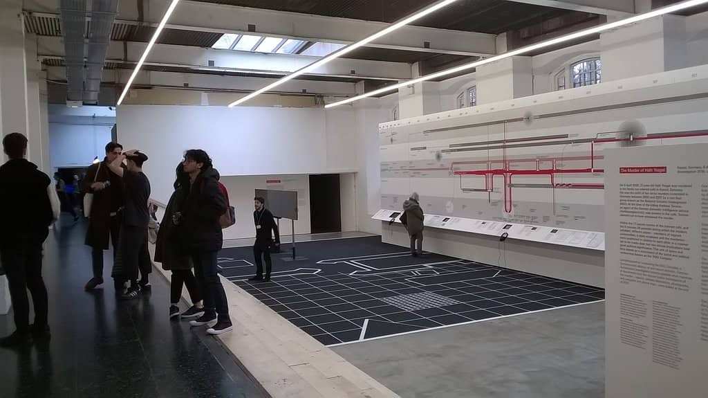 Connecting Thin Black Lines