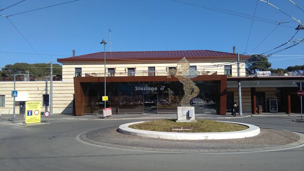 Chic Boutiques & Cafes