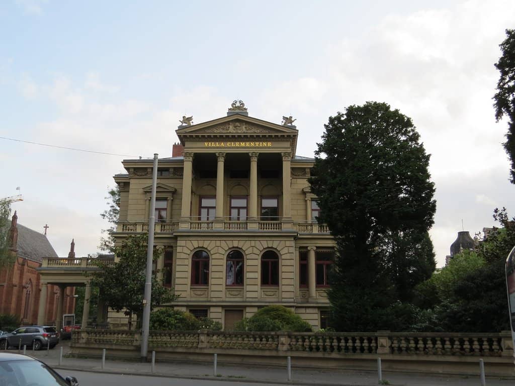 Weekend Cafe Experience