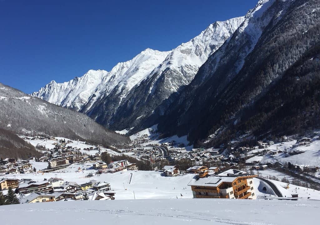 Après-Ski Scene