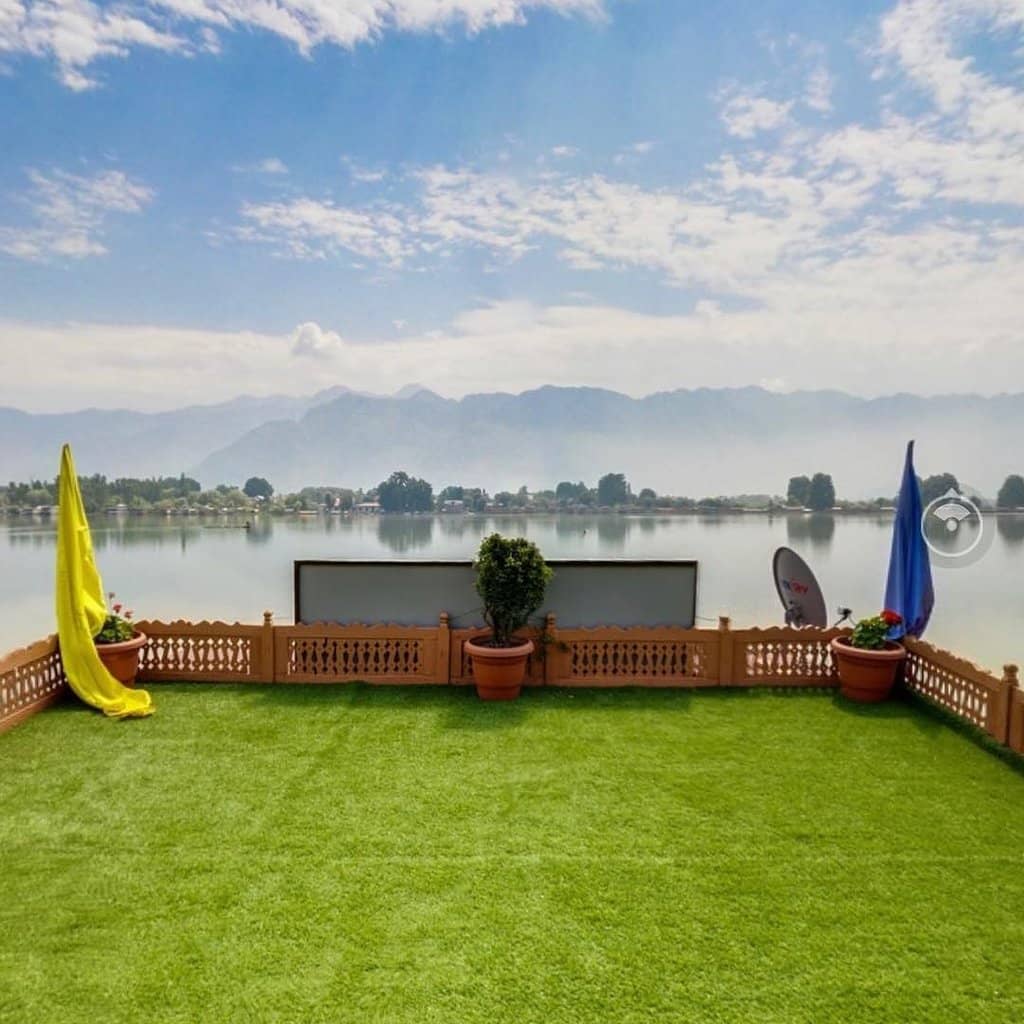 Tranquil Houseboat Stays