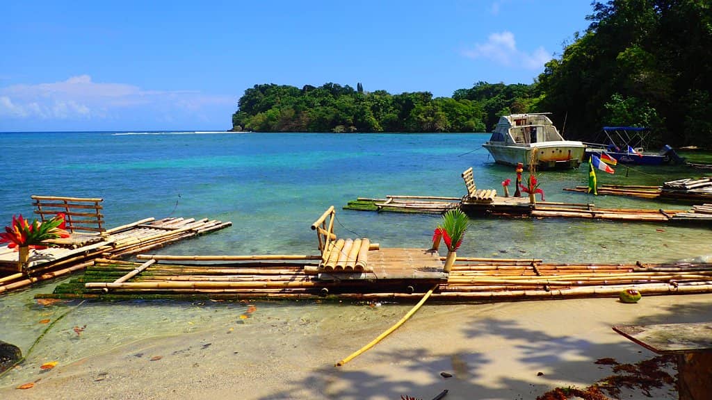 Natural Mineral Pool with Temperature Shifts