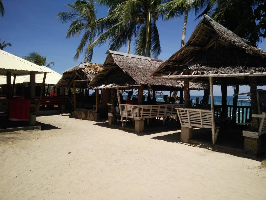 Beachfront Dining & Ambiance