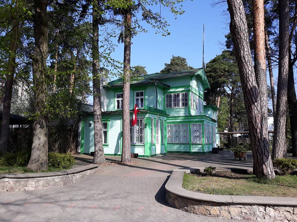 Local Cafes and Restaurants