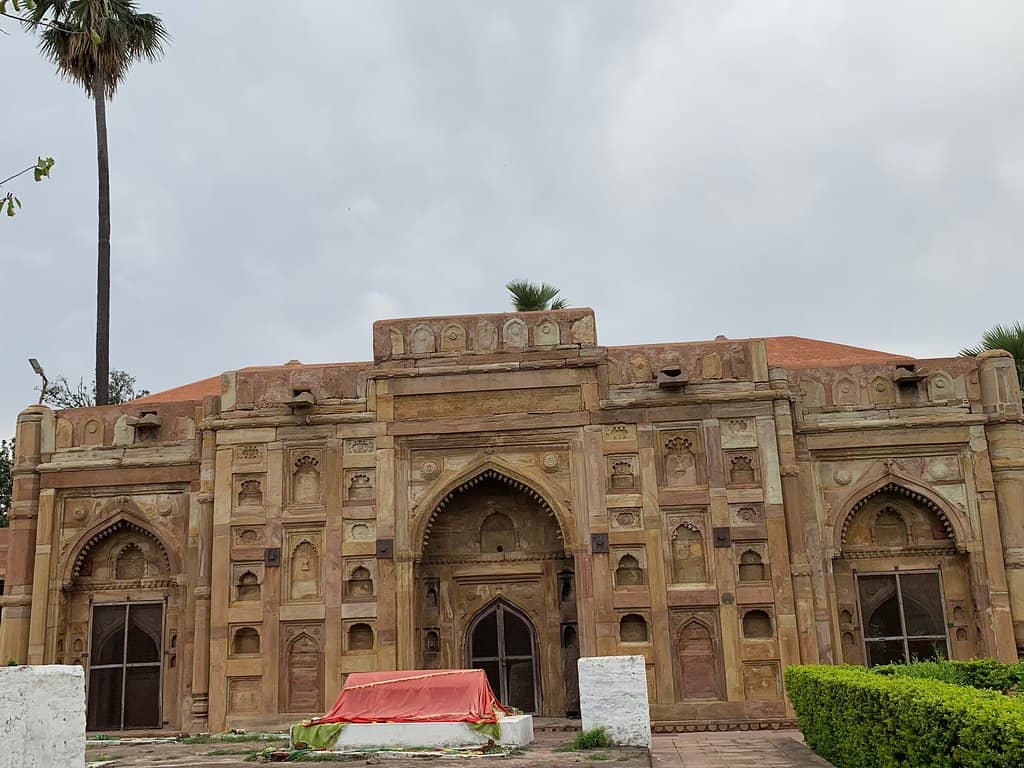 Chhoti Dargah (Tomb of Makhdum Shah Daulat)