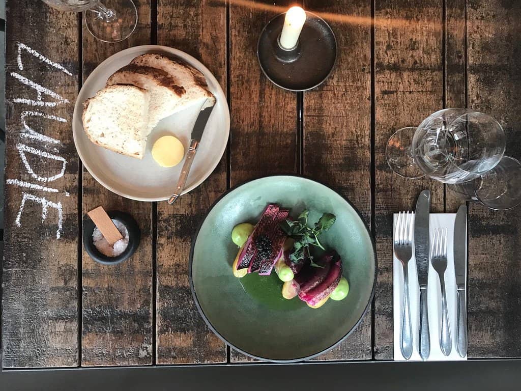 Romantic & Rustic Atmosphere