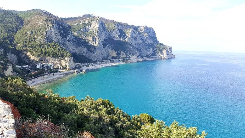 Dramatic Cliffside Setting