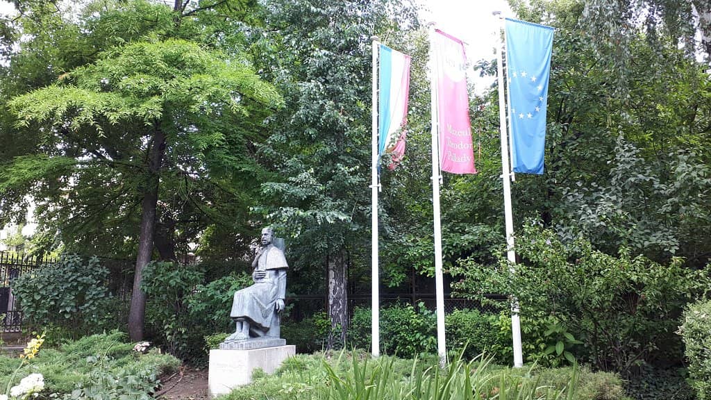 Curated Art & Handicrafts