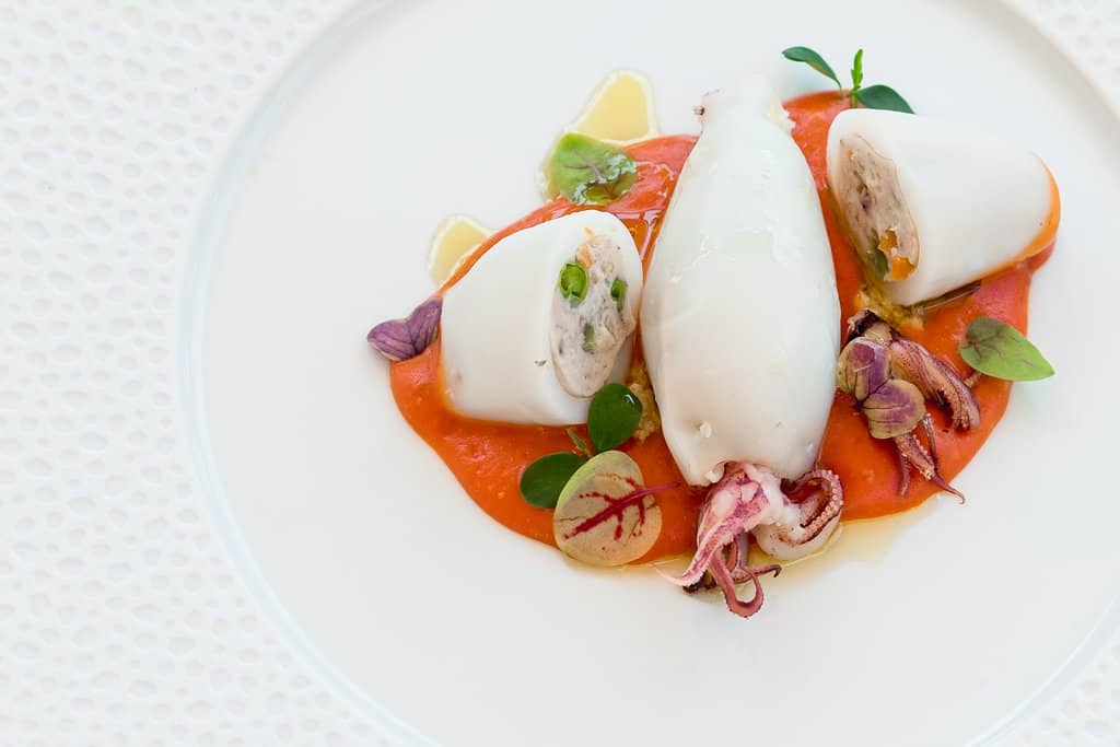 Calamaro ripieno con mousse di branzino e verdurine di stagione, su coulis di pomodoro e zenzero fresco