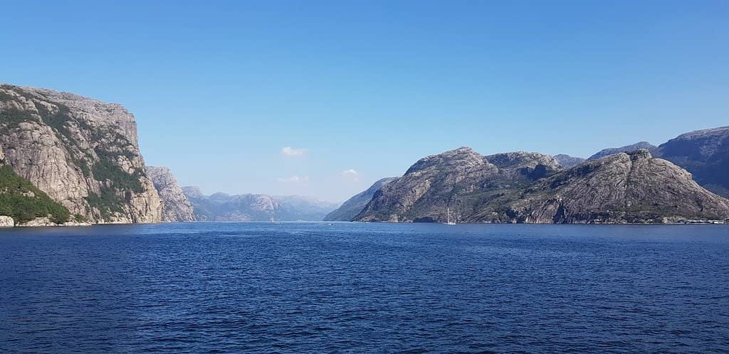 Hengjanefossen Waterfall