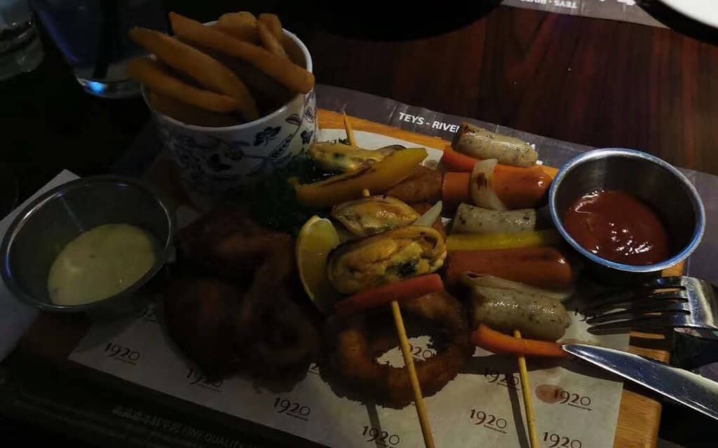 Vibrant Ambiance & Music