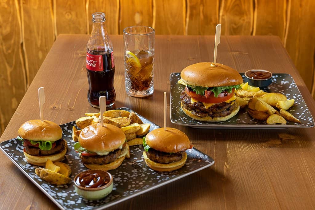 Vibrant Cafe Concert Vibe