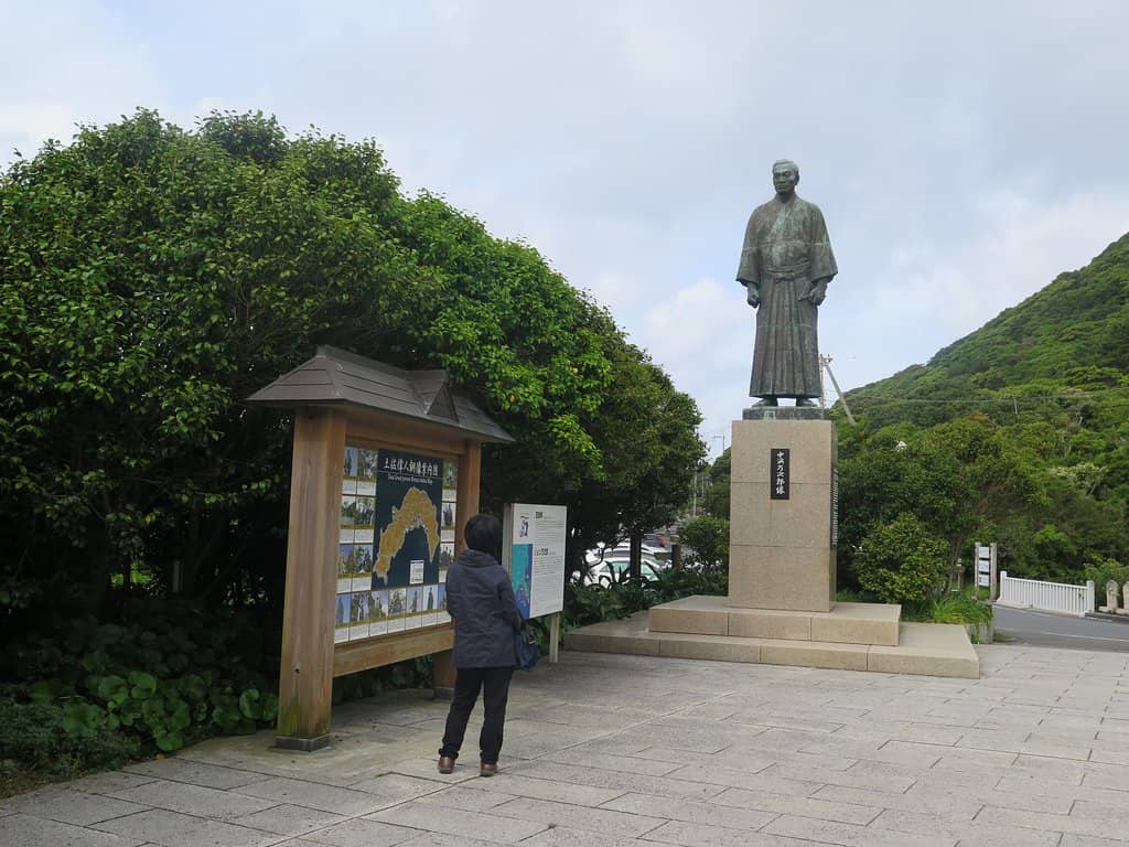 Friendships and International Trade