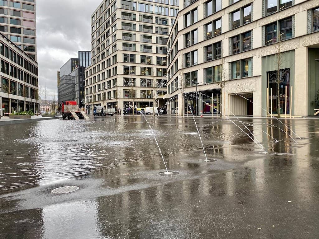 Chic Boutiques & Cafes