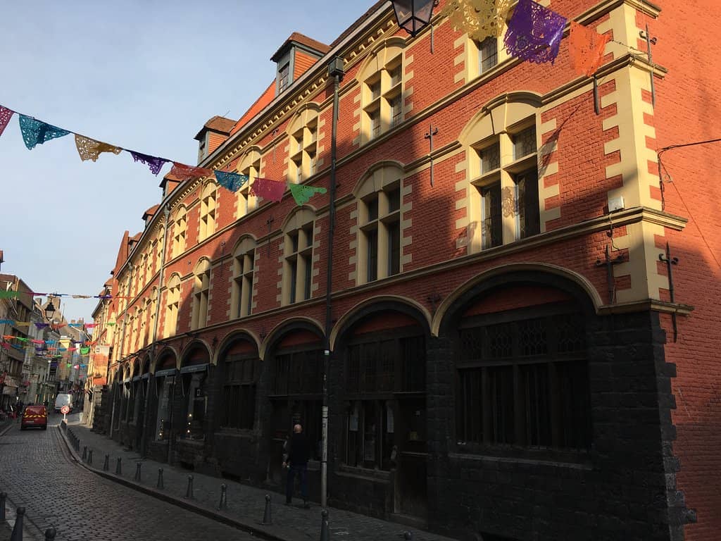 Charming Boutiques & Cafés