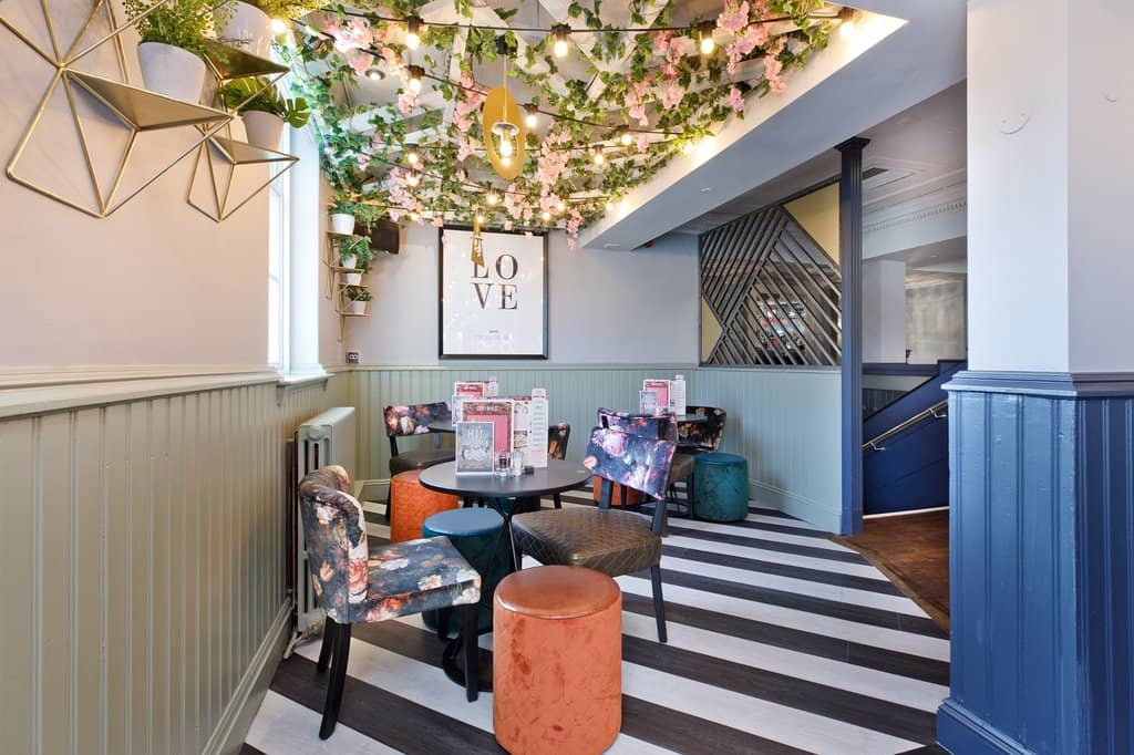 Vibrant Atmosphere & Chic Decor