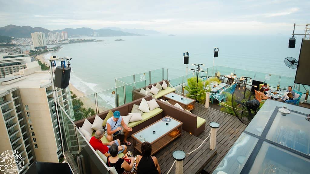 Chic Rooftop Ambiance