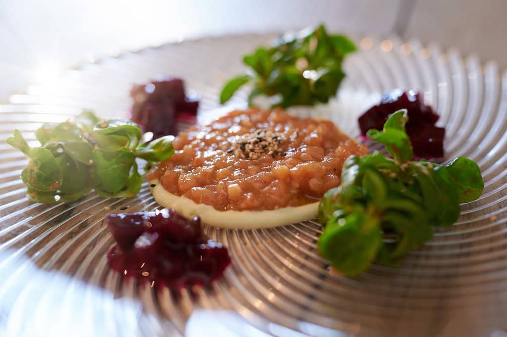 Lachstatar mit roter Beete und Wasabi Creme