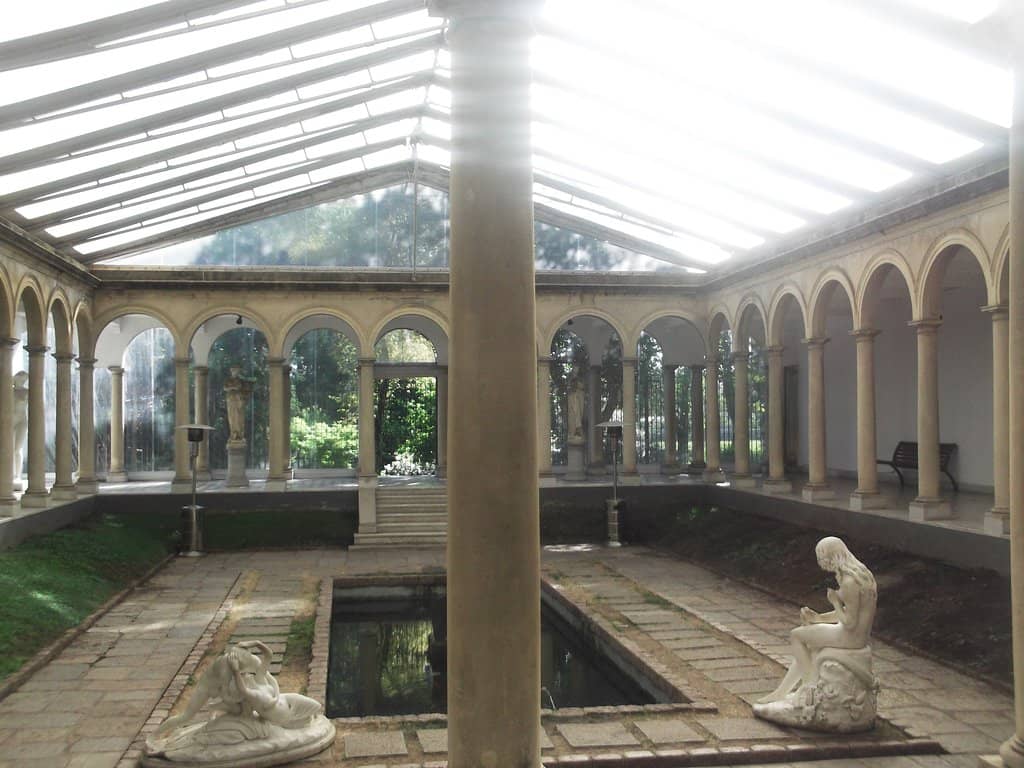 Tranquil Courtyard & Gardens