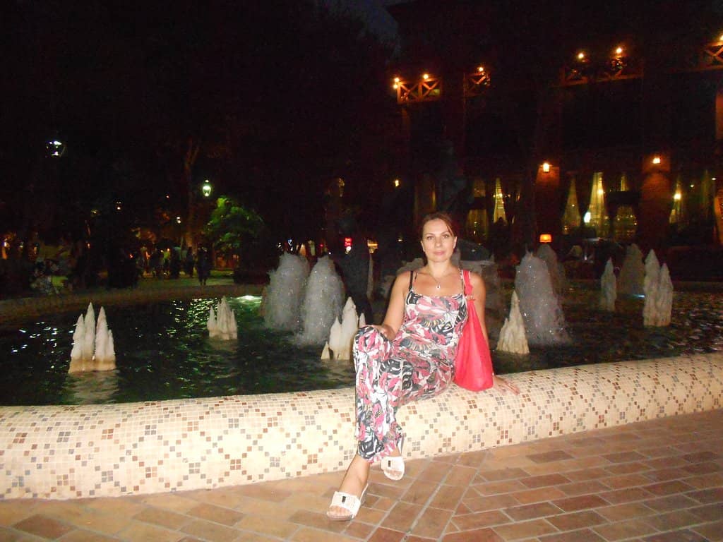 Shaded Benches & Cafés