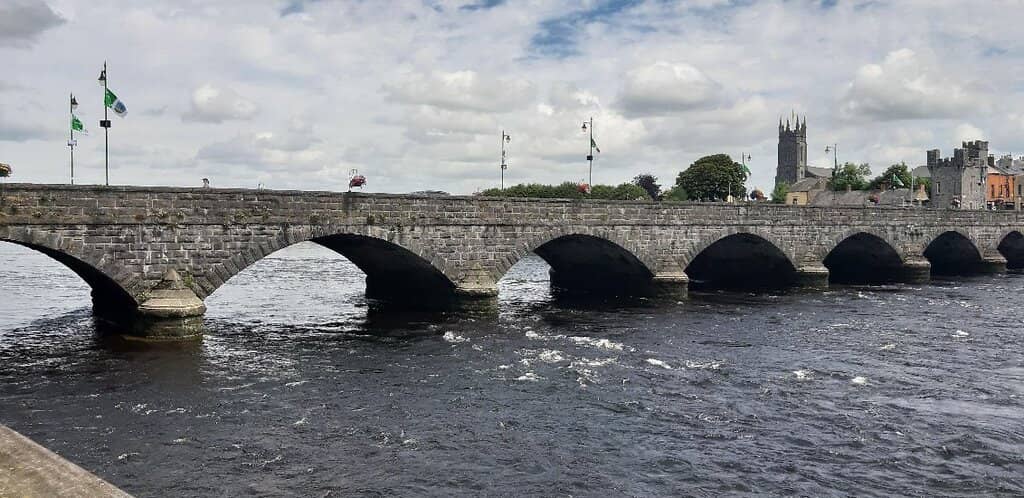 Proximity to King John's Castle