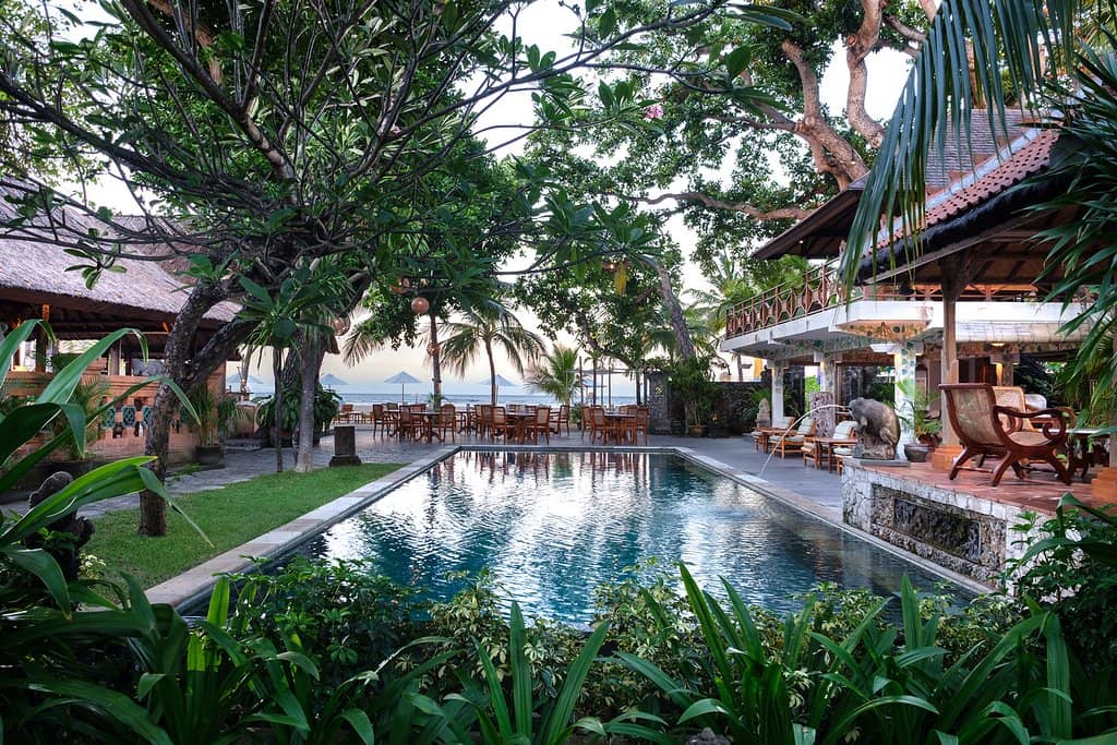 Lush Beachside Ambiance