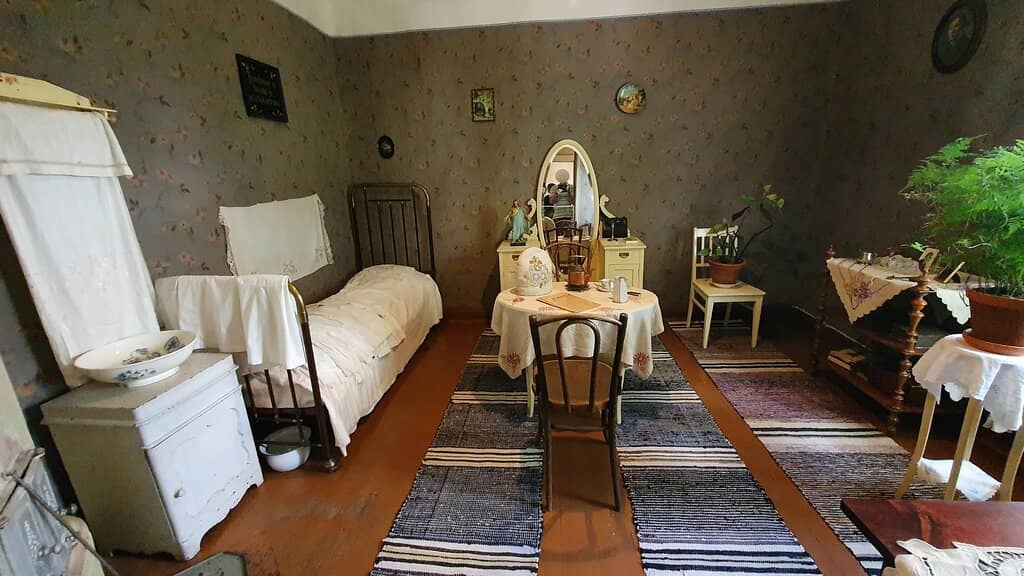 Charming Courtyards & Gardens