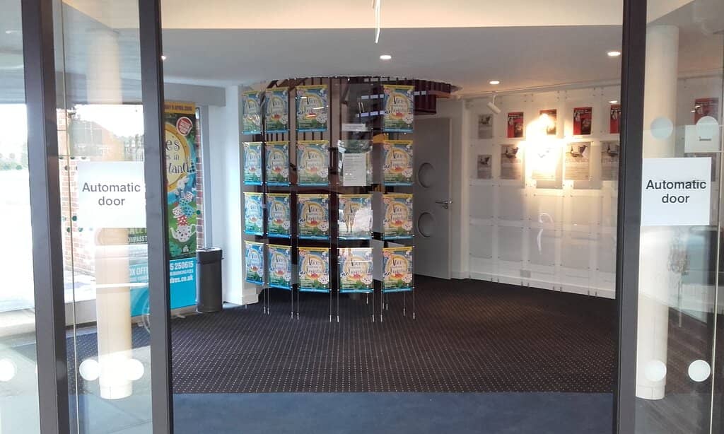 Bar & Cafe Area