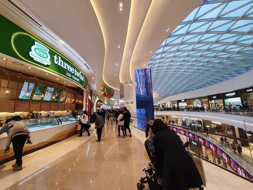 Diverse Shopping & Dining