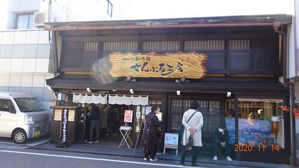 Lifelike Food Displays