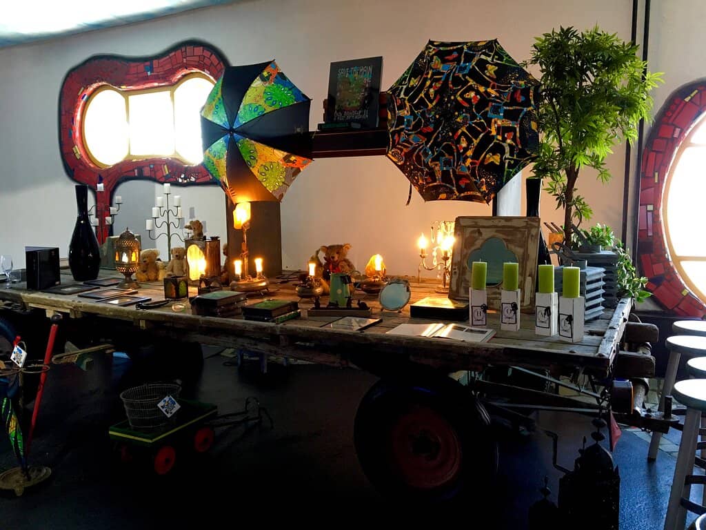 Artistic Souvenirs and Cafe