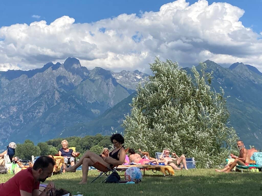 Scenic Lakeside Dining