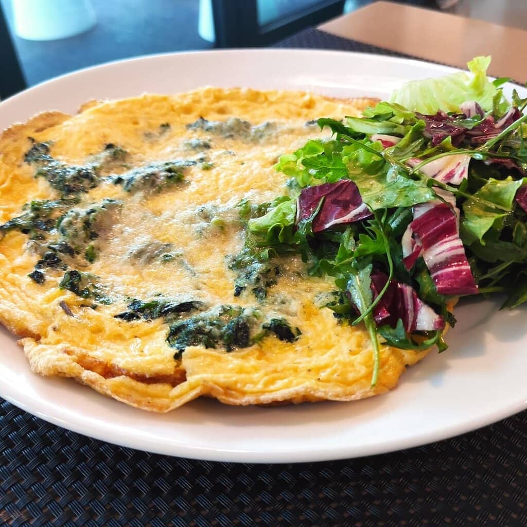 Fritata with spinach, parmesan and salad