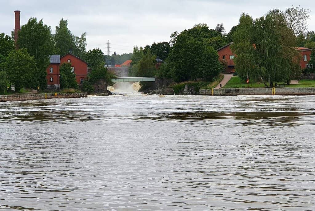 Riverside Trails and Picnic Spots