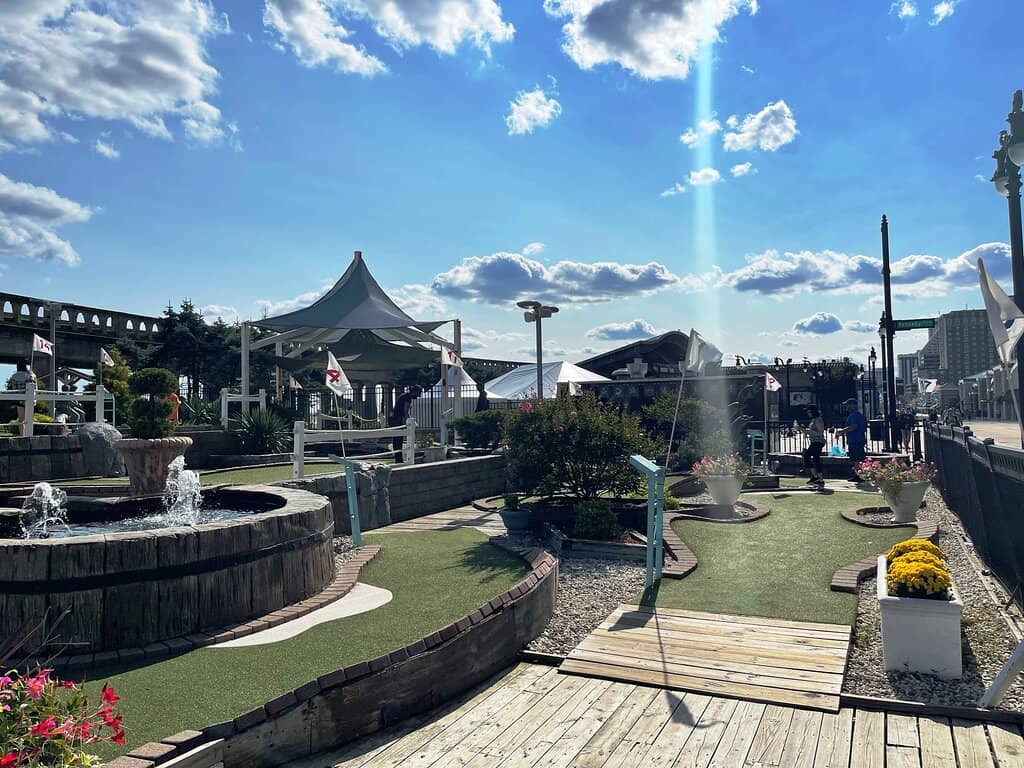 Lucky Snake Mini Golf