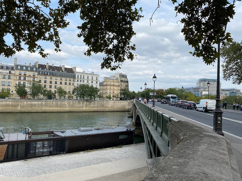 Île Saint-Louis Access